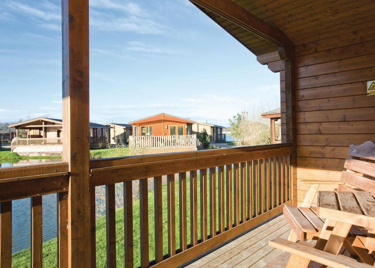 Отель Dacre Lakeside Park Brandesburton Экстерьер фото