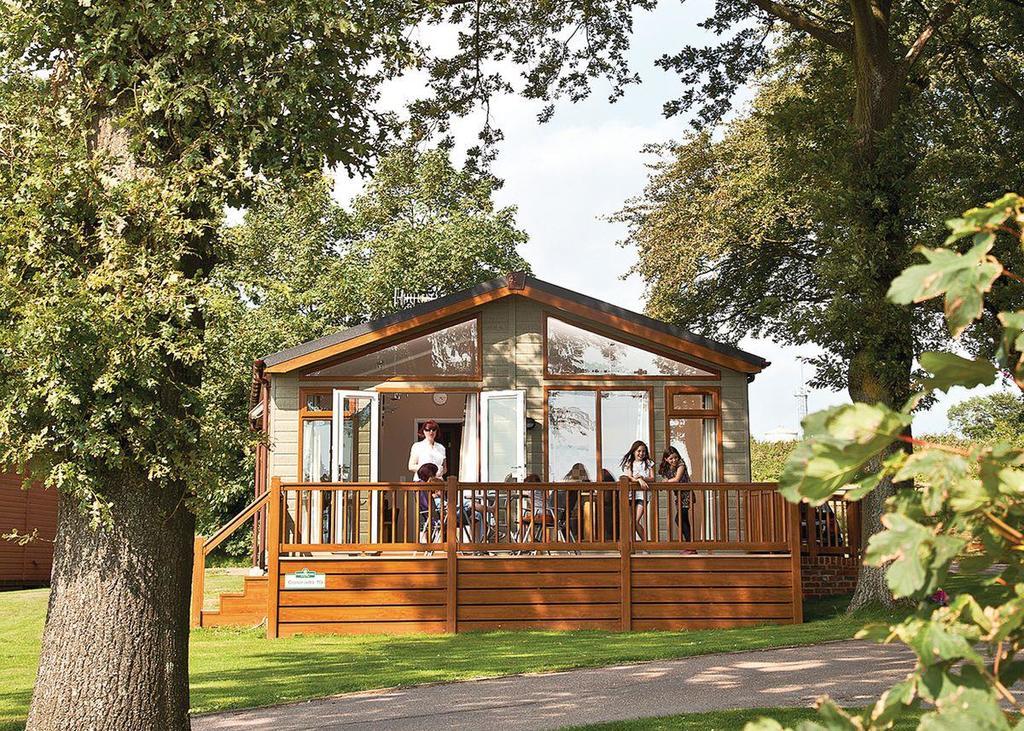 Отель Dacre Lakeside Park Brandesburton Экстерьер фото