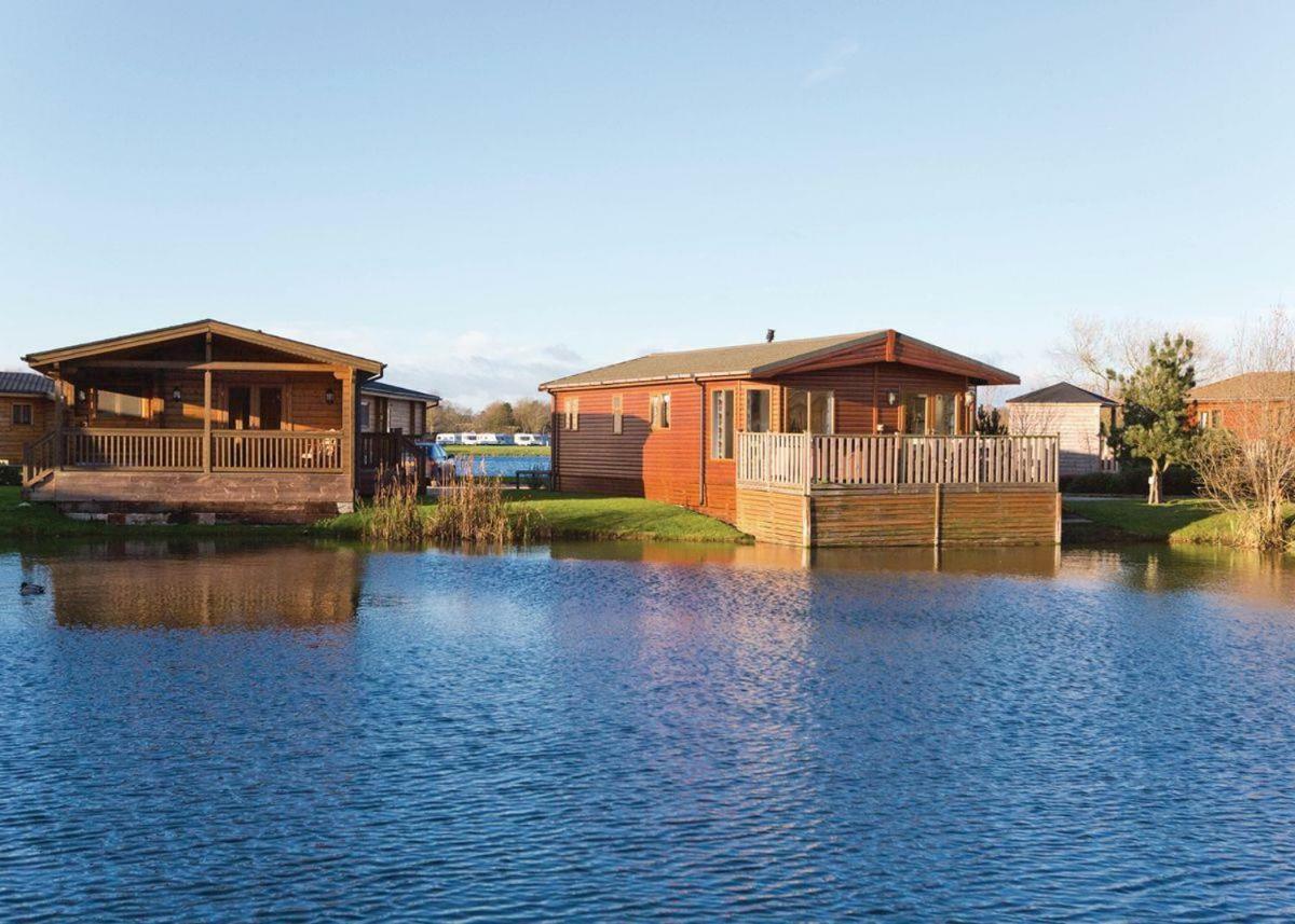 Отель Dacre Lakeside Park Brandesburton Экстерьер фото